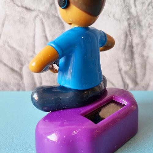 Napelemes gamer figura
