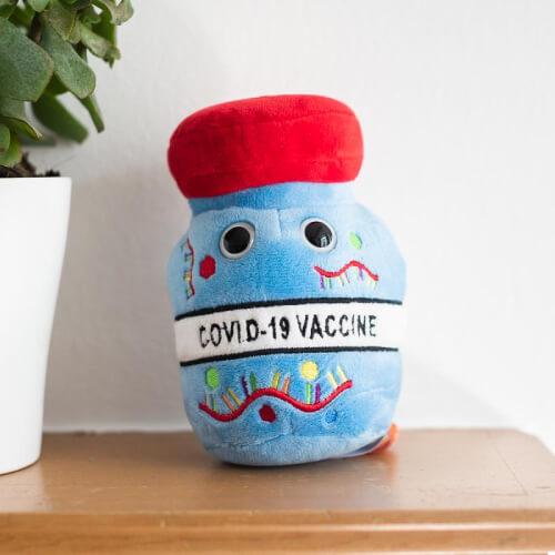 COVID vakcina plüss szerethető formában