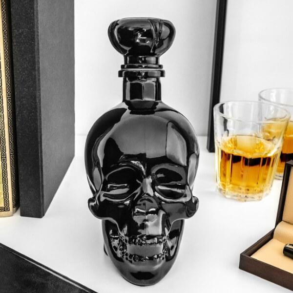 Különleges megjelenésű fekete koponya italkiöntő Whisky kedvelő férfiaknak