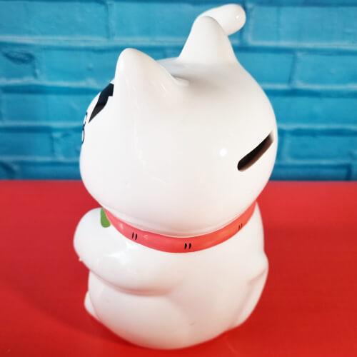 A bemutató maneki neko cica persely hátulja