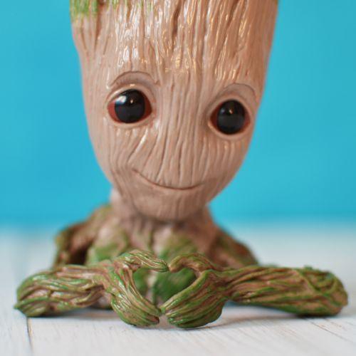 Groot figurás virág kaspó szívecskét formázó kezekkel