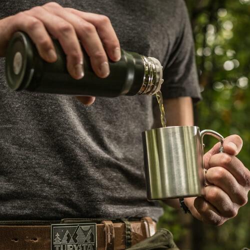 A karabiner füles bögre nem foglal helyet a táskában