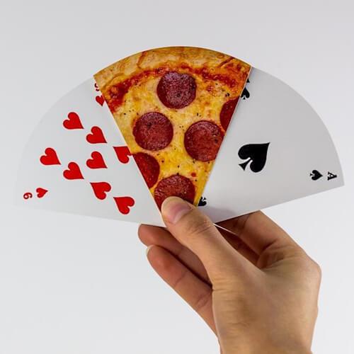 Speciális ajándék férfiaknak a pizza póker pakli