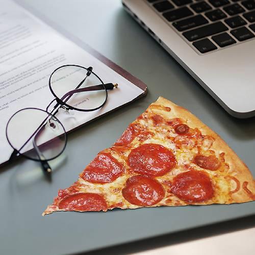 Pizzaszelet kinézetű szemüveg törlő kendő