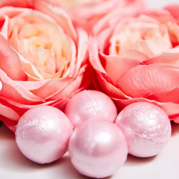 Wellness ajándéknak kiváló a rosé bor illatú fürdőbomba