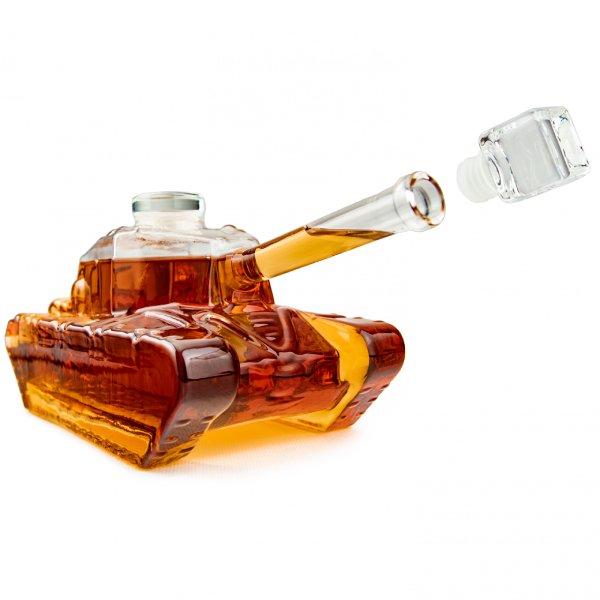 Tank formájú ital kiöntő üveg