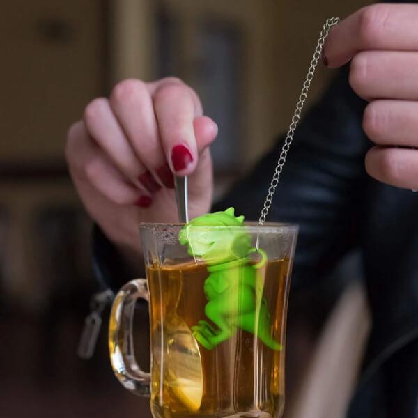 Teafű áztató T-rex figura